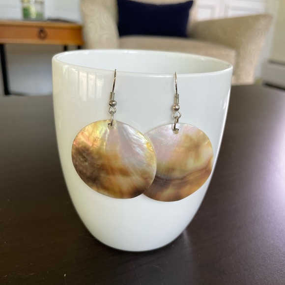 Round shell earrings - Picture 2 of 3